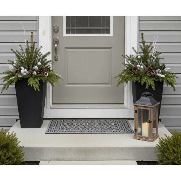 Simple Outdoor Winter Porch Setup