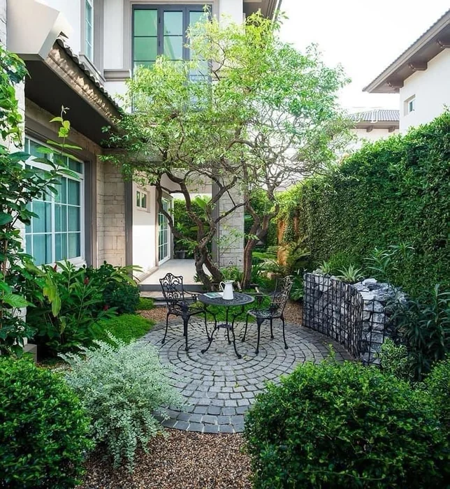 Modern Garden Side Courtyard with Cobblestone Circle