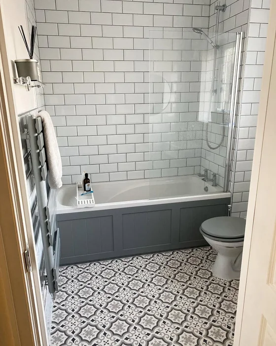 Classic Grey and White Apartment Bathroom with Patterned Floor